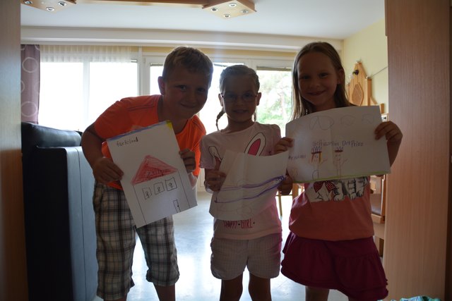 Zeichnungen für den Redakteur: Zum Empfang schenkten Adrian, Anita und Christina Roland Mayr diese tollen Bilder.