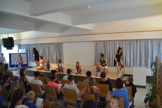 Die Gruppe 2 hat eine toll choreografierte Tanzaufführung im Festssaal dargeboten.