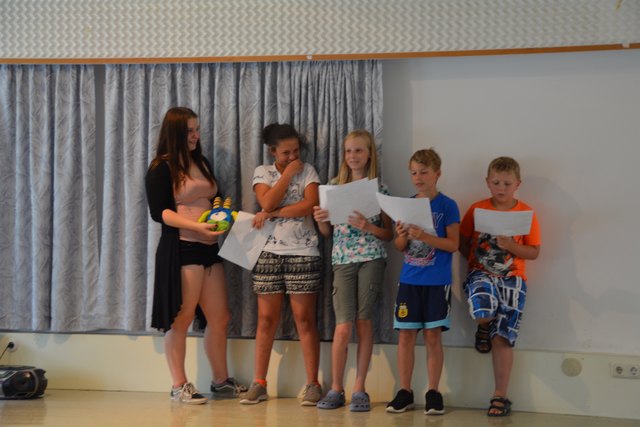Gruppe 4 beim Vortrag: Tanja Gutmann, Islama Ben Jabballah, Michelle Walsberger, Dominik Illing und Adrian Hartl.