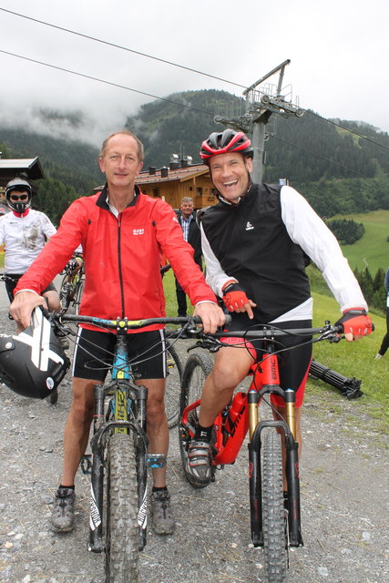 Mit Armin Assinger hatte der neue Bike Trail in Großarl bereits einen prominenten Streckentester.  Bürgermeister Johann Rohrmoser probierte den neu eröffneten Trail natürlich auch aus.