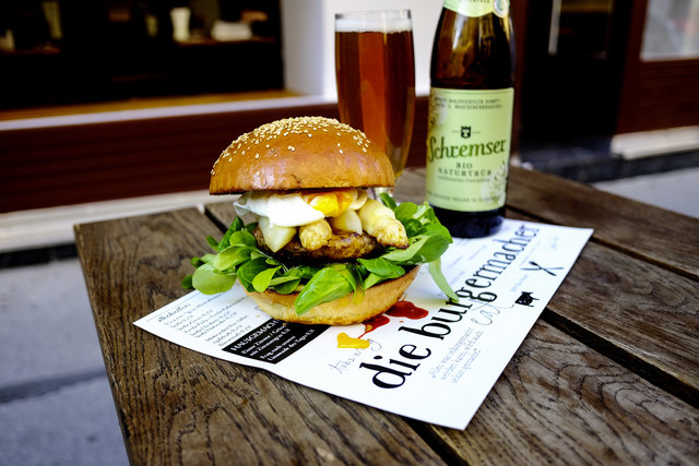 Burger und Bier: Was zusammen passt, soll auch zusammen sein. | Foto: Oliver Topf