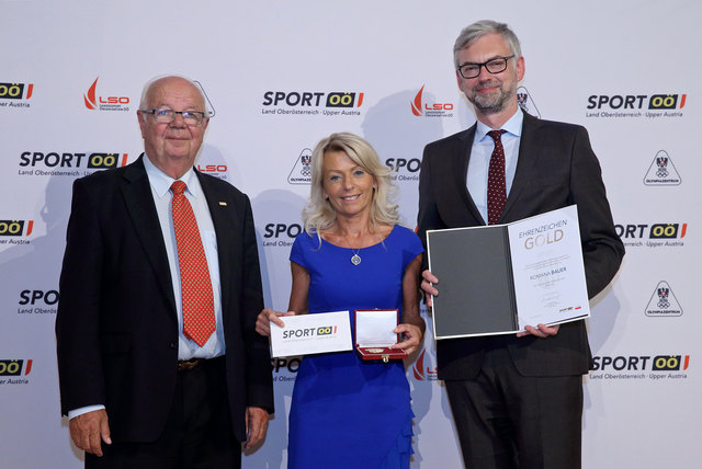 Romana Bauer von der Sportunion Scharten erhielt die Auszeichnung von Landessportorganisationsvorsitzendem Herbert Offenberger und Landeshauptmann-Stv. Michael Strugl überreicht (r.).