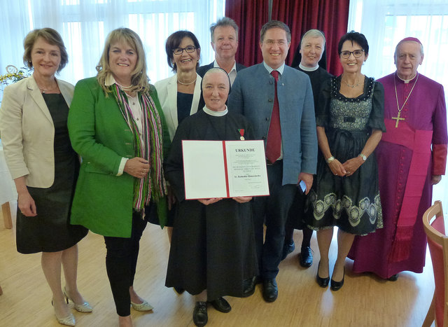 Schwester Ratholda (vorne) wurde von der Stadt geehrt. | Foto: Stadt Wels