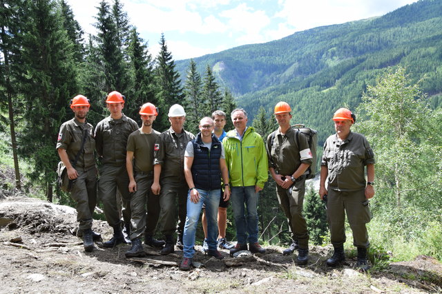 Martin Lohfeyer (Katastrophenschutz Bezirkshauptmannschaft Tamsweg),
Markus Moser (Wildbach- und Lawinenverbauung) und "Sprengmeister" Josef Bogensperger (Vizeleutnant, Österreichisches Bundesheer bei der Sprengung in Hinterweißpriach.