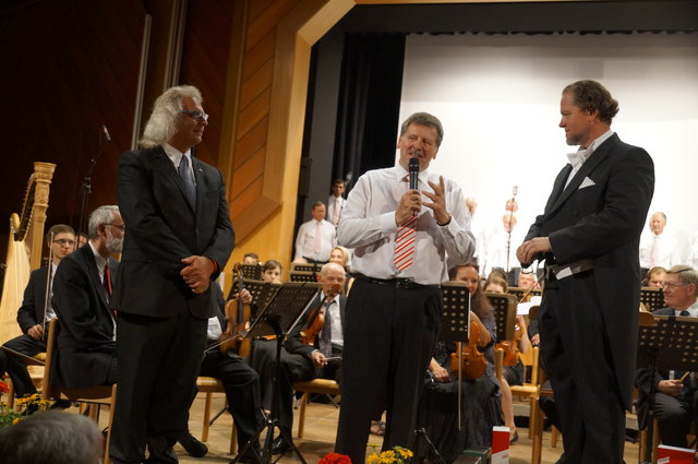 Tourismusvorsitzender Josi Thaller und Dirigent Alfred Reiter mit Wilfried Mandl, Obmann des Wiener Männergesangvereins.