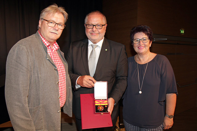 Bgm. Josef Kutrovatz gratuliert Henk und Doris Wagner