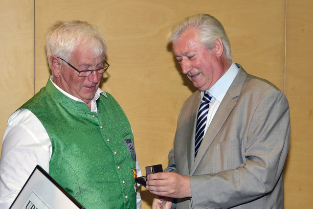 Herbert Riegler wurde der Ehrenring der Gemeinde Sieggraben überreicht. | Foto: Sieggraben