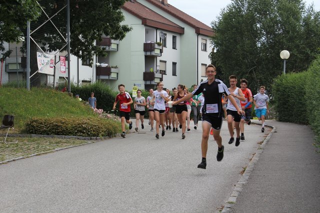 Um Punkt 8:45 Uhr ging`s los! Die SchülerInnen der 4.Klassen starteten, einige Minuten später die der 3., der 2. und der 1.Klassen.