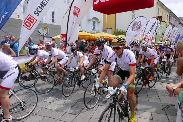 Vom Kirchenplatz weg starten auch heuer wieder die zahlreichen Teilnehmer. Für sie geht es auf der 21,5 Kilometer langen Rundstrecke von Grieskirchen über Pollham und Bad Schallerbach.