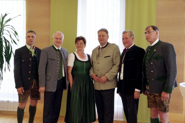 Vertreter aus der Politik und vom Almwirtschaftsverein.