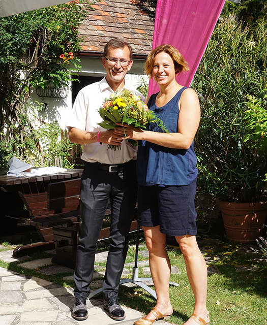 Der neue NEOS-Landessprecher Dietmar Buxbaum bedankt sich bei seiner Vorgängerin Ulli Koch für die Arbeit der letzten Jahre. | Foto: NEOS