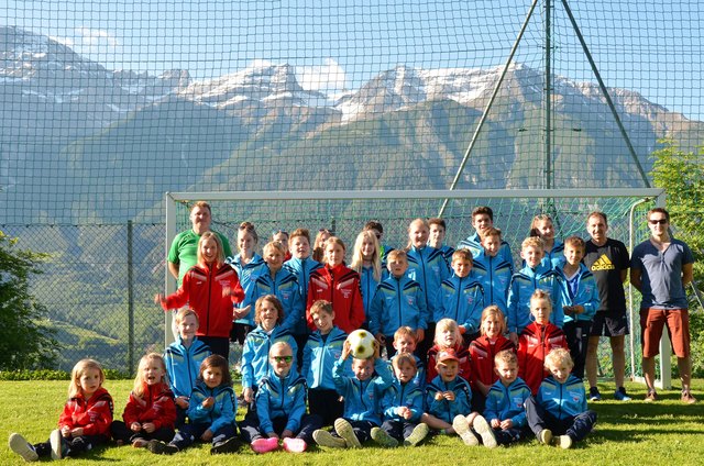 Die begeisterten Kinder mit ihren neuen Anzügen.