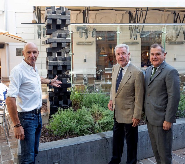 "Witetschka"-Chef Herbert Willfurth, Bürgermeister Mag. Klaus Schneeberger und Baustadtrat DI Franz Dinhobl vor Ingerls "Stapelung" am neuen Standort am Allerheiligenplatz.