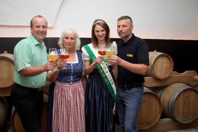 Biersommelier-Weltmeister Karl Schiffner, Angela Brillinger, Hopfenkönigin Petra Engleder und Biersommelier Albert Schauer. | Foto: Foto: privat