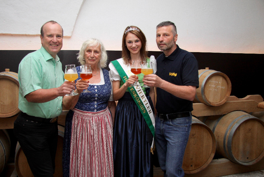 Biersommelier-Weltmeister Karl Schiffner, Angela Brillinger, Hopfenkönigin Petra Engleder und Biersommelier Albert Schauer.