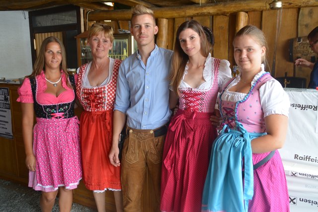 Fesch in Tracht war das Team vom Buschenschank Eder.