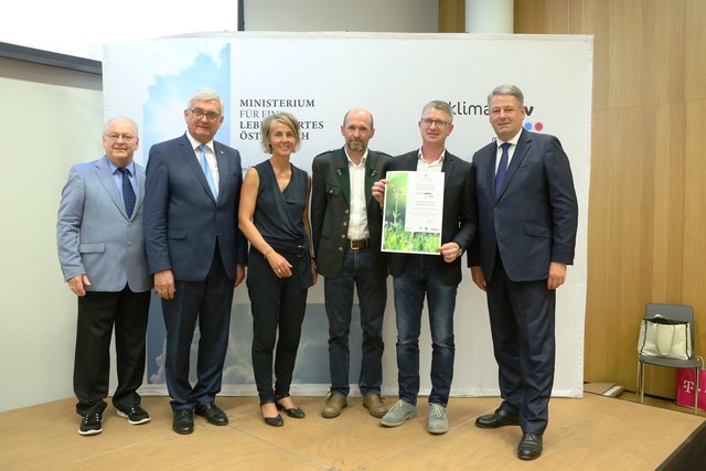 BM Rupprechter (v. re.) zeichnete Bad Wimsbach-Neydharting - vertreten durch Thomas Altmanninger und Josef Malfent - mit dem Klimaktiv-mobil-Preis aus.