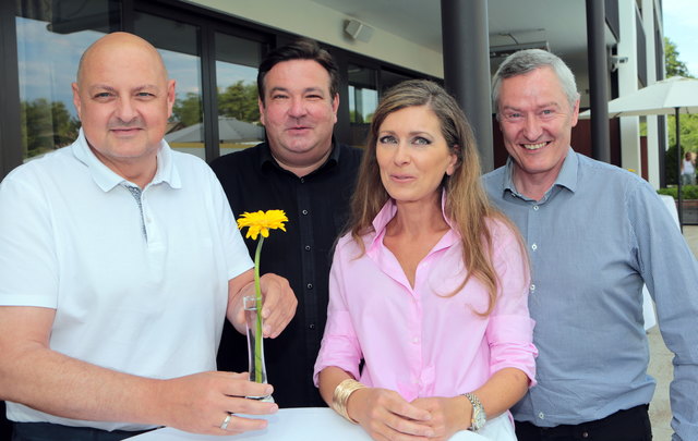 Bei der Eröffnung: (von rechts) Andreas Hagelmayer, Brigitte und Gerald Egger mit WOCHE-Gst.Leiter Erich Ruttnig