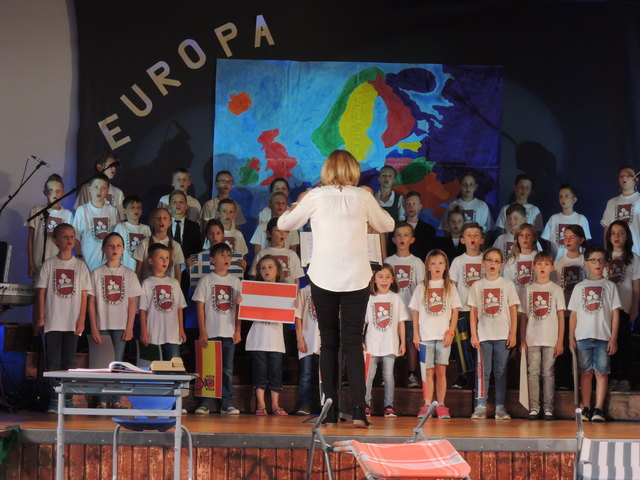 Mit Herz und Seele waren die Kinder der Volksschule Traboch dabei, als sie das Euro-Musical zum Besten gaben.