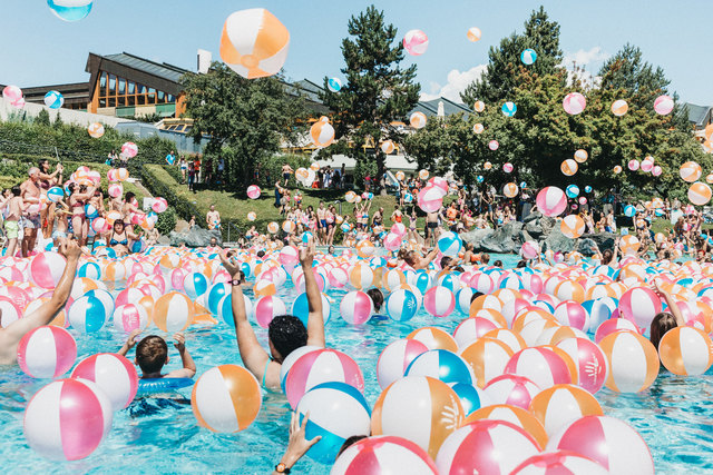 Eine runde Sache: Mit einem Regen aus 3.700 Wasserbällen und einem großen Fest im Freibereich feierte die Mutter aller Thermen ihr 40-jähriges Jubiläum.