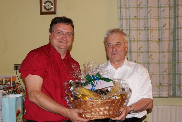 Peter Kainz gratuliert Dechant Friedrich Trstenjak zum 70er.
