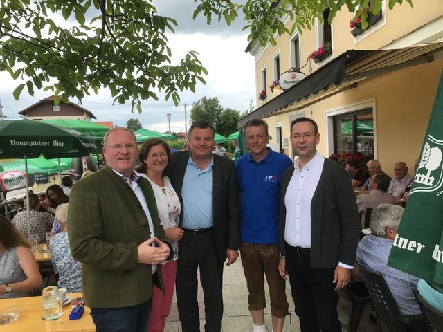 Von links: Erwin Schreiner mit Gattin Christa, Landesrat Günther Steinkellner, Ortsparteiobmann Anton Hamedinger und Bezirksparteiobmann Hermann Brückl.