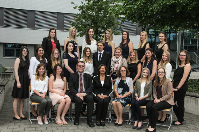 DIe VA-HLW mit Direktor Berlinger, der Vorsitzenden Doris Reimair und Klassenvorständin Michaela Wundsam.