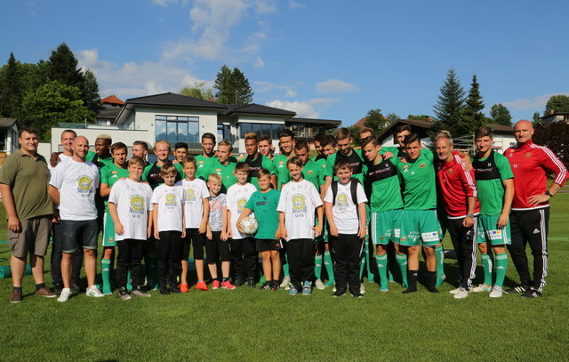 Die Spieler des österreichischen Rekordmeisters nahmen sich gerne Zeit für ein gemeinsames Foto