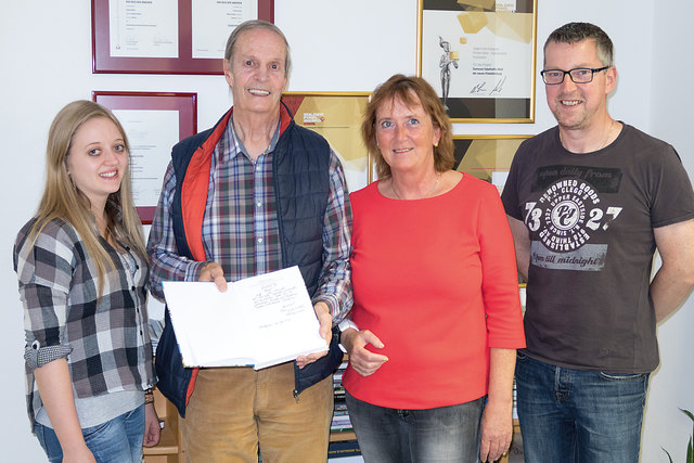 Erarbeiteten gemeinsam in vielen Stunden die Neuauflage der Ortschronik von Obertauern: Altbürgermeister Dieter Kindl (2. v. li.) mit den Mitarbeitern von Samson Druck Nicole Kreuzer (li.), Margit Fötschl und Andreas Scharfetter.