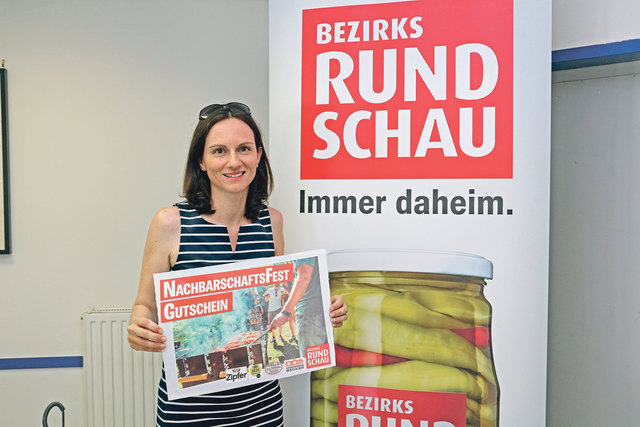 Manuela Beroll lädt zur Feier in ihrer Siedlung in Wels.