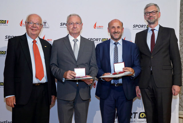 Wilhelm Strasser (Sportunion Igla long life) und Manfred Schöberl (ÖTB Neumarkter Turnverein) erhielten die Auszeichnung von Präsident Herbert Offenberger (l.) und Landeshautpmann-Stv. Michael Strugl überreicht.