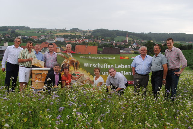 In Kooperation mit dem Fleischhof Raabtal, Spar und Tann geben Vulkanlandschwein-Bauern den Bienen mehr Fläche.