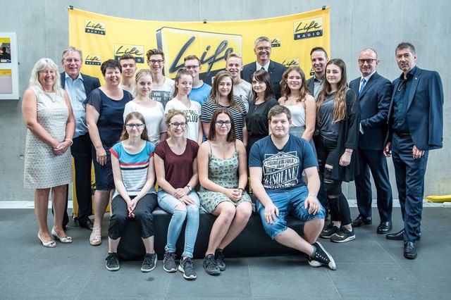 Dir. Mag. Fölser (HAK Vöcklabruck), LSR-Präsident Enzenhofer, Dipl.-Päd. Müller-Steindl, BEd, SchülerInnen der HAK Vöcklabruck, Vertreter von Life Radio und Sponsoren: Pfoser (Sparkasse OÖ), Frech (Hartlauer), Kirchmayr (TGW), Stögmüller (GF Life Radio)