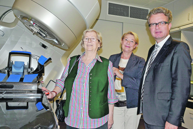 Freude über die Eröffnung der Strahlentherapie mit  Linearbeschleuniger: Sieglinde Mahler, Karin Kapp und Landesrat Christopher Drexler. | Foto: Weeber