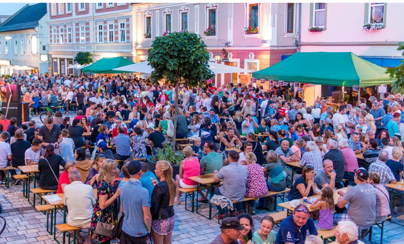 Freudiges Beisammensein in der einladenden Altstadt