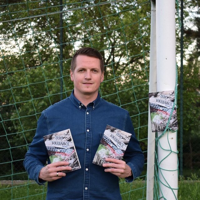 Der Eisenstädter Thomas Fischak mit seinem Debütroman "Zero Tolerance".