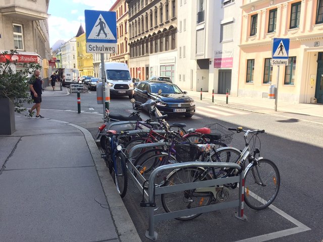 Der Fußgängerübergang in der Gentzgasse: Es wurden bereits Radständer platziert, damit die Sicht besser wird.