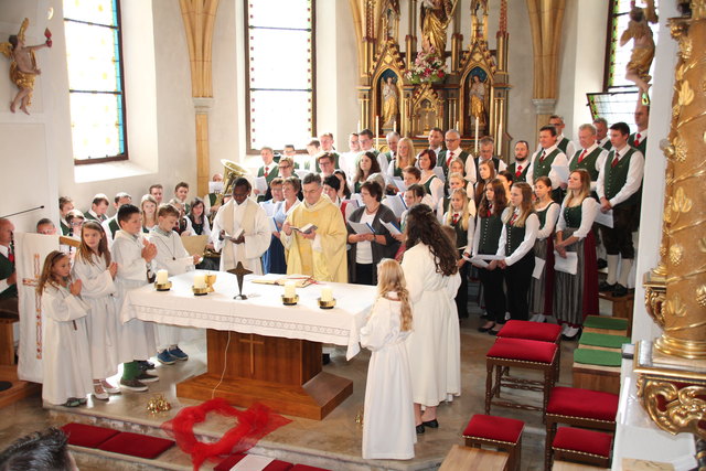 Chor und Musikkapelle singen gemeinsam