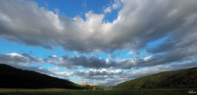 Interessante Wolkenformation. Wirkt sehr dynamisch und hat doch was wie ich finde.
