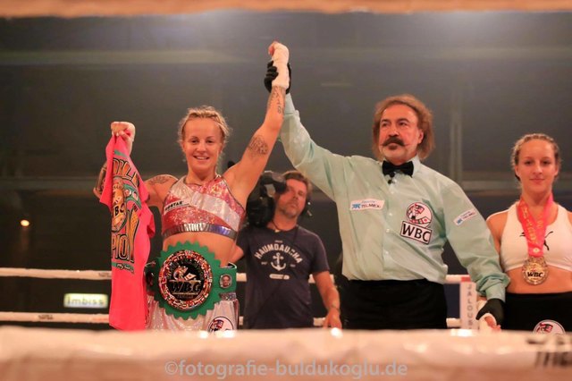 TKO in der ersten Runde: Eva Vorabeger nach ihrem Triumph in München. | Foto: fotografie-buldukoglu.de