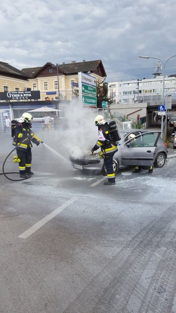 Aus bisher unbekannter Ursache begann der Pkw mitten im Stadtgebiet von Klosterneuburg zu brennen.