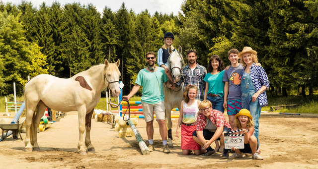 V.l.n.r.: Dixie, Regisseur Hanno Olderdissen, Wendy (Jule Hermann) auf Penny, Gunnar (Benjamin Sadler), Heike (Jasmin Gerat), Tom (Julius Hotz), Oma Herta (Maren Kroymann) sowie vorne v.l.n.r. Bianca (Lea Eileen Stönner), Mücke (Lorenzo Germeno) und Merle (Claire Wegener) am Set von Sony Pictures' WENDY 2 - Freundschaft in Gefahr | Foto: © 2017 Sony Pictures Releasing GmbH