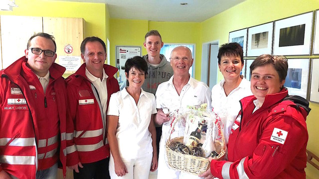 Franz Berger mit Gattin und Ausschuss-Mitgliedern der RK-Ortsstelle Kirchberg.