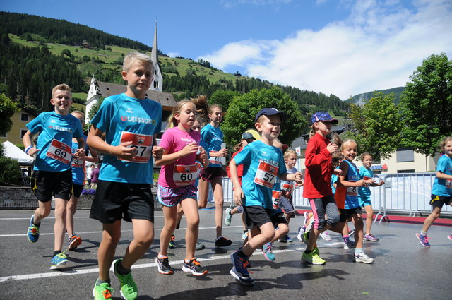 Der Laufnachwuchs beim Aufwärmtraining. | Foto: Sport- und Freizeitclub Hochpustertal