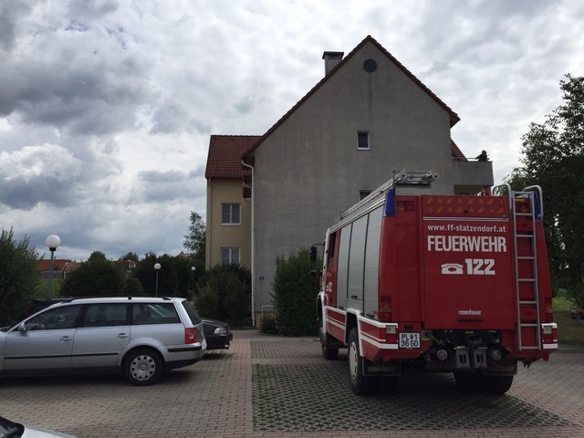 Das eingeschlossene Kind wurde unverletzt aus der Wohnung geborgen. | Foto: FF Statzendorf