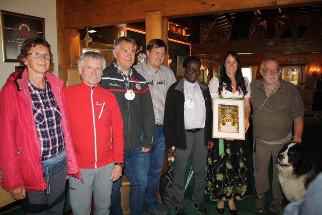 Gabriele Pfeifer (Jakobsgemeinschaft), Ferdinand Treml (Obmann Jakobsgemeinschaft), Bgm. Helmut Mall, Markus Senn (Sennhütte), Pfarrer Augustin Kouanvih, Tanja Senn (Sennhütte) und Autor Peter Lindenthal.