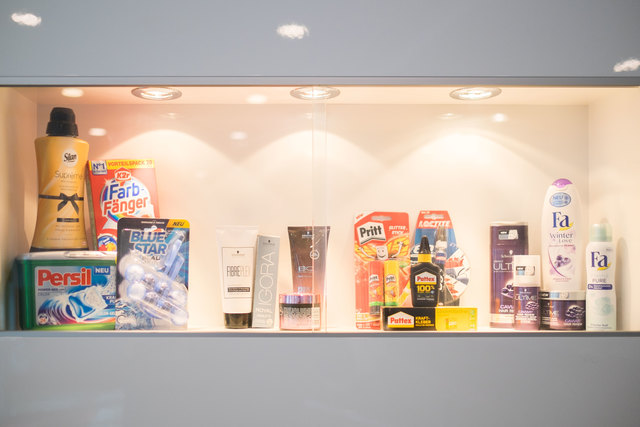 Die Produktpalette von Henkel umfasst Waschmittel, Klebstoffe und Haarkosmetikmittel. | Foto: Arnold Burghardt