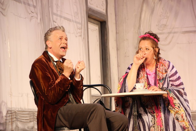 Einen unterhaltsamen Theaterabend versprechen Manfred Semler, Anita Janitschek und die übrigen Ensemblemitglieder.