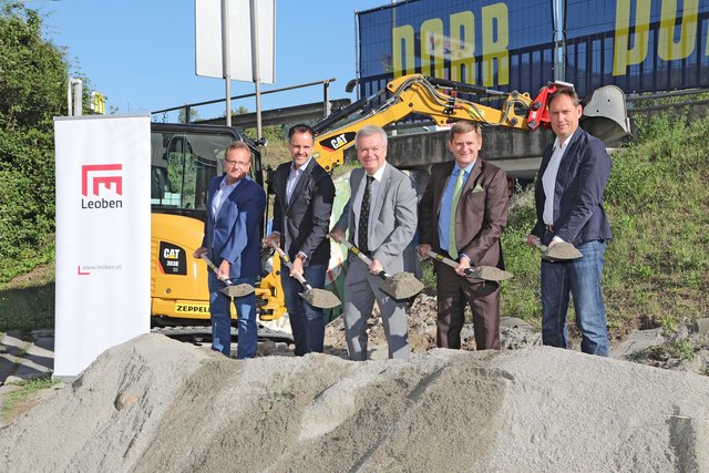 Spatenstich für den letzten Sanierungsabschnitt der Umfahrung Leoben: Werner Högler, Gebietsleiter Porr Bau, Robert Rast,
Referatsleiter Infrastrukturbestand des Landesstraßennetzes, Landesrat Anton Lang, Leobens Bürgermeister Kurt Wallner und Bernd Pitner,
Baubezirksleitung Obersteiermark Ost (v.l.).