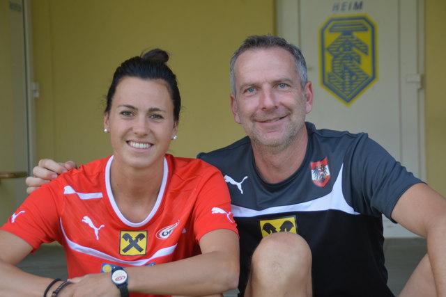 Das Frauen-Nationalteam bereitete sich auf die EM in Bad Tatzmannsdorf vor. Teamchef Dominik Thalhammer (re., mit Kapitänin Viktoria Schnaderbeck, die fürs Dänemark-Match ausfällt) stellte sich den Fragen der Bezirksblätter.